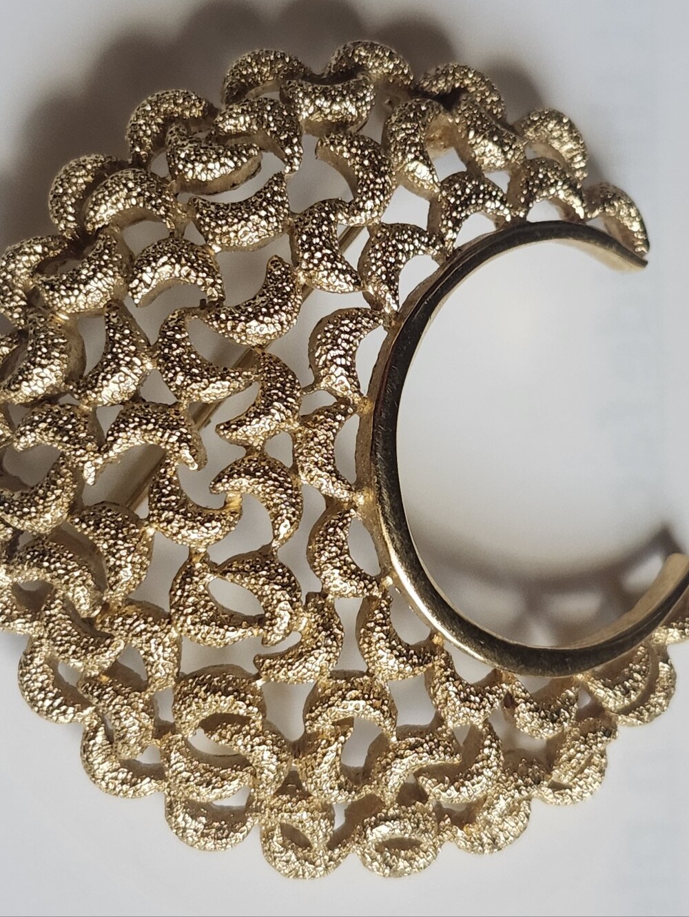 Vtg Crown Trifari Gold Tone Textured Crescent Moon Lunar Brooch